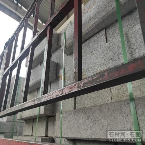 中国石材网 南阳恒都石业 河南梨花白路沿石树围石发货产品名称:河南
